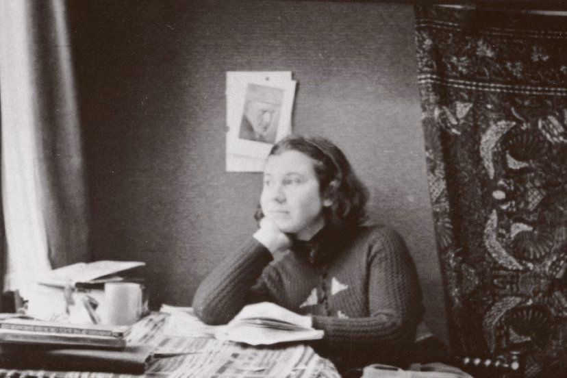 etty-hillesum-in-haar-kamer-in-het-huis-in-de-gabriel-metsus